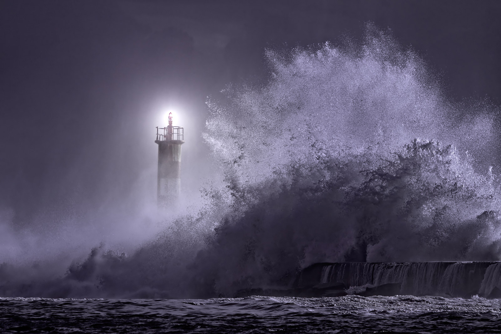 маяк в море во время шторма